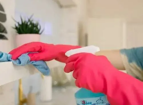 Städning med rosa gummihandskar